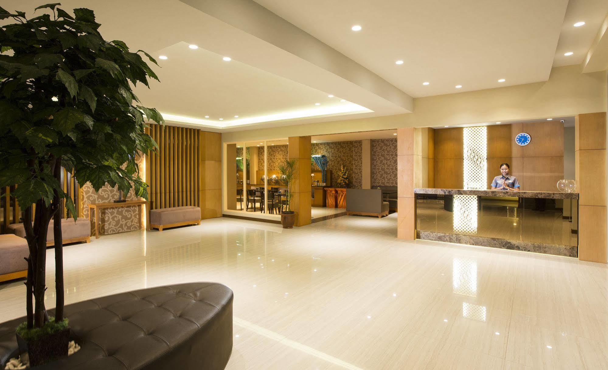 Aveon Express Hotel By Daphna International Yogyakarta Exterior foto